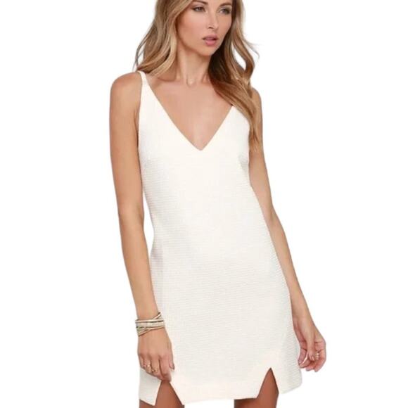 Elliatt Cream Sleeveless Deep V-Neckline Notched Hem Observer Mini Dress Size M - Picture 1 of 7
